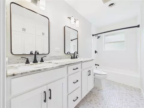Bath - 902 Briar Bend Ct, Bryan, TX 77802 photo 4 of 5