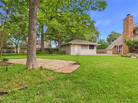 Exterior - 902 Briar Bend Ct, Bryan, TX 77802 photo 5 of 8