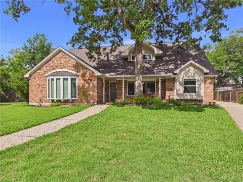 Exterior - 902 Briar Bend Ct, Bryan, TX 77802 photo 2 of 8