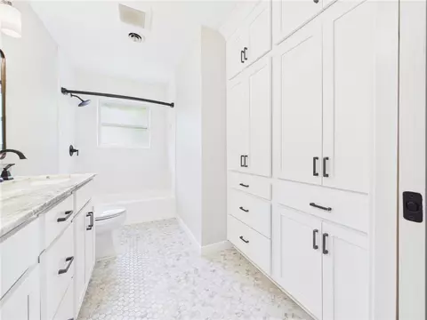 Bath - 902 Briar Bend Ct, Bryan, TX 77802 photo 5 of 5