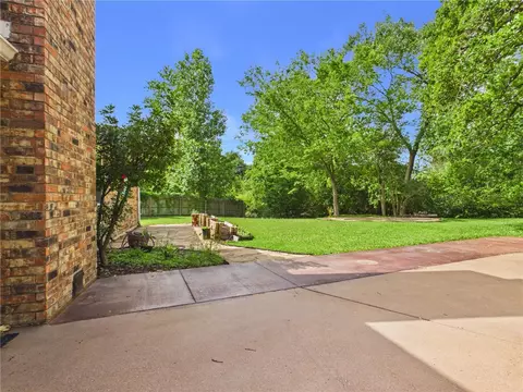 Exterior - 902 Briar Bend Ct, Bryan, TX 77802 photo 3 of 8