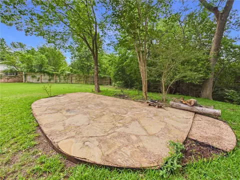 Exterior - 902 Briar Bend Ct, Bryan, TX 77802 photo 7 of 8