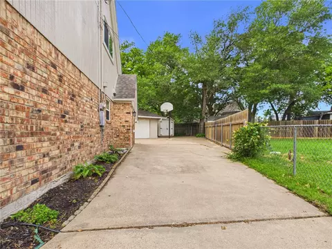 Exterior - 902 Briar Bend Ct, Bryan, TX 77802 photo 4 of 8