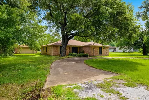 706 Mesquite St, Calvert, TX 77837