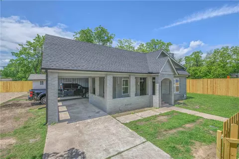 902 Post Oak St, Hearne, TX 77859