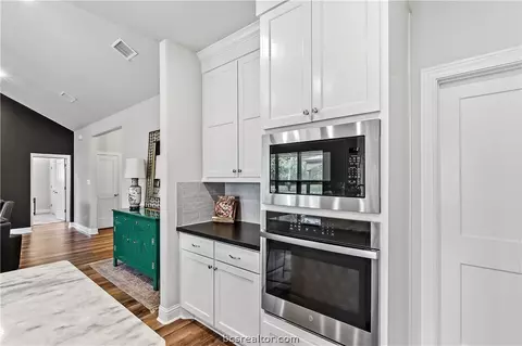 Kitchen - 10468 Cornwall Ln, Iola, TX 77861 photo 6 of 7
