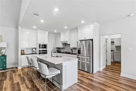 Kitchen - 10468 Cornwall Ln, Iola, TX 77861 photo 3 of 7