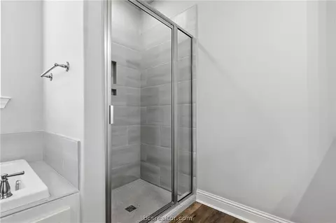 Bath - 10468 Cornwall Ln, Iola, TX 77861 photo 3 of 5