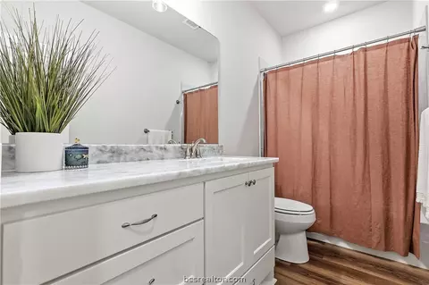 Bath - 10468 Cornwall Ln, Iola, TX 77861 photo 4 of 5