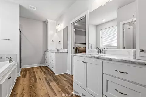 Bath - 10468 Cornwall Ln, Iola, TX 77861 photo 2 of 5