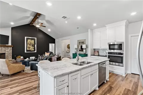 Kitchen - 10468 Cornwall Ln, Iola, TX 77861 photo 5 of 7