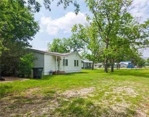 1207 W 6th St, Caldwell, TX 77836