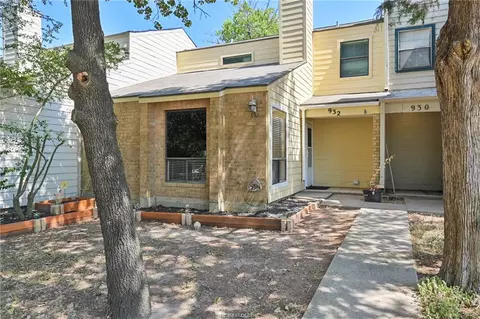 932 Navidad St, Bryan, TX 77801 photo 2