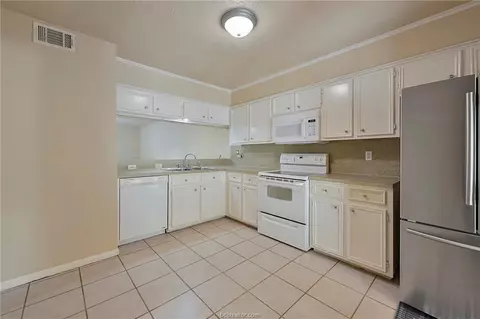 932 Navidad St, Bryan, TX 77801 photo 6