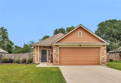 704 Heritage Dr, Navasota, TX 77868