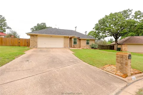 2004 Sandalwood Ln, Bryan, TX 77807