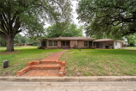 110 Barton St, Hearne, TX 77859