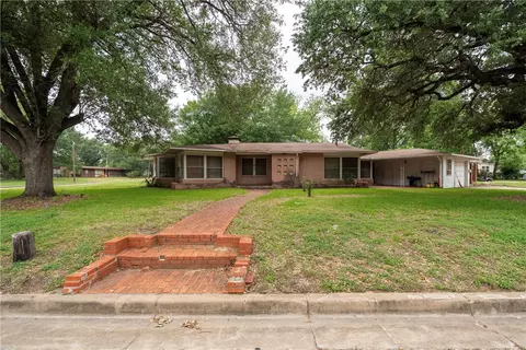 110 Barton St, Hearne, TX 77859