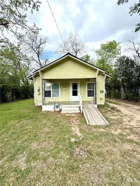 104 N Karnes, Cameron, TX 76520