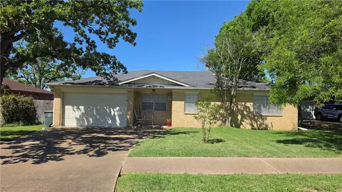 4009 Woodcrest Dr, Bryan, TX 77802