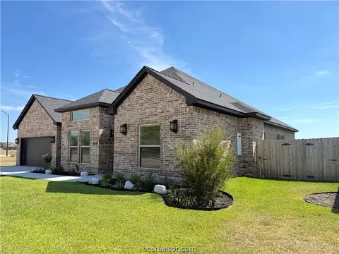 4205 Skylar Dr, College Station, TX 77845