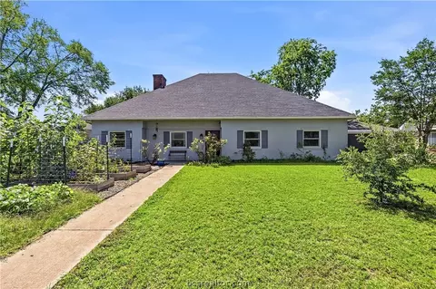 2304 Quail Hollow Dr, Bryan, TX 77802