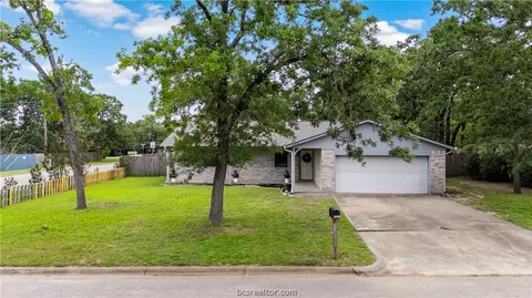2826 Forestwood Dr, Bryan, TX 77801