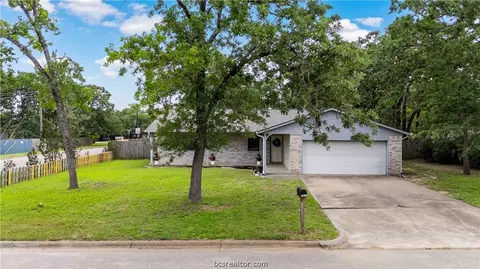 2826 Forestwood Dr, Bryan, TX 77801