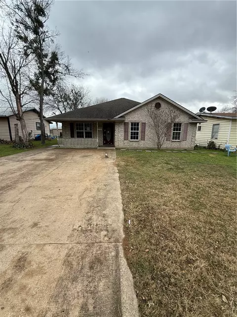 1105 W Davis St, Hearne, TX 77859