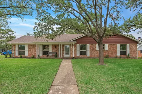 1208 Broadmoor Dr, Bryan, TX 77802
