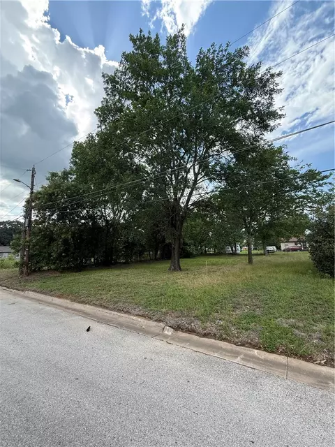 112 Dawson St, Hearne, TX 77859