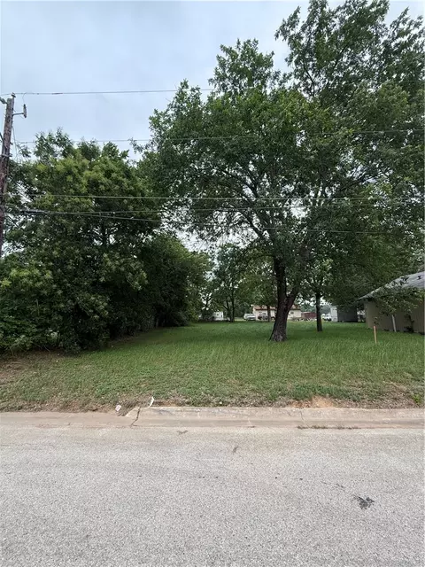 112 Dawson St, Hearne, TX 77859
