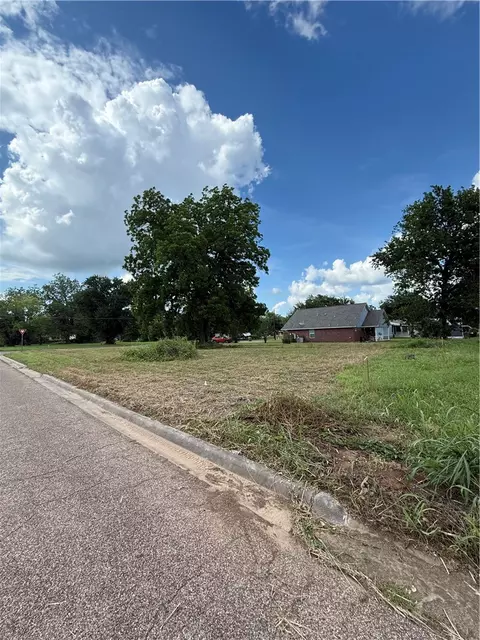 809 W 5th St, Hearne, TX 77859