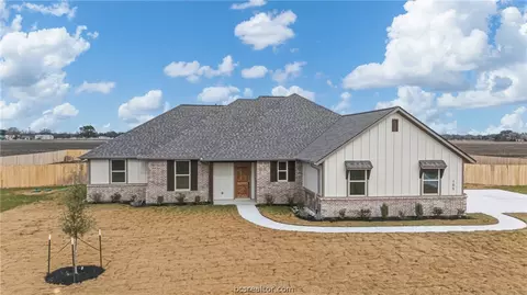 105 Court-side Dr, Snook, TX 77878