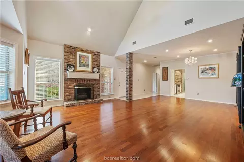 707 Walker St, Bryan, TX 77802 photo 2