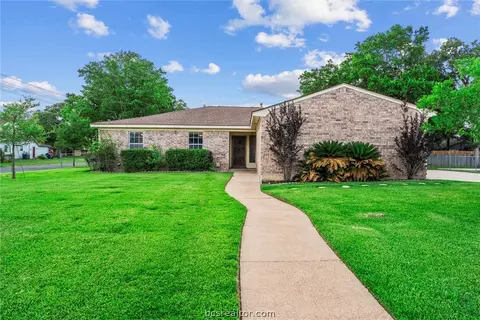 1201 Hawk Tree Dr, College Station, TX 77845