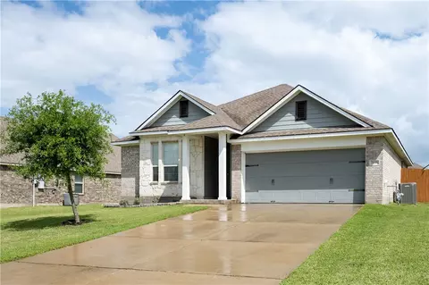 7408 Masters Dr, Navasota, TX 77868