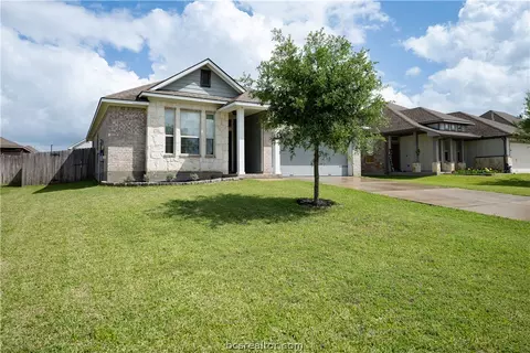 7408 Masters Dr, Navasota, TX 77868