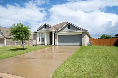 7408 Masters Dr, Navasota, TX 77868