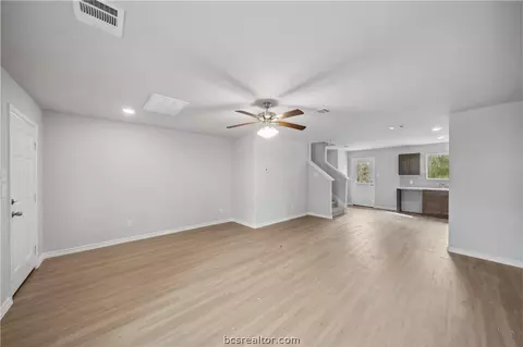 Living - 515 16th St, Hempstead, TX 77445 photo 4 of 6