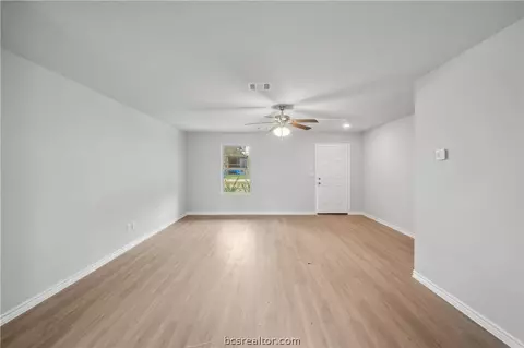 Living - 515 16th St, Hempstead, TX 77445 photo 2 of 6
