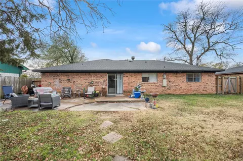 Exterior - 3302 Oregon Trl, Bryan, TX 77803 photo 2 of 4