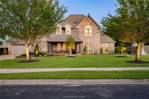 704 Canterbury Dr, College Station, TX 77845