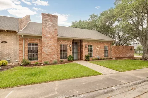 800 Dogwood Ln, Bryan, TX 77802