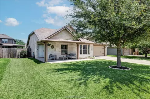 208 Boulder Dr, Navasota, TX 77868