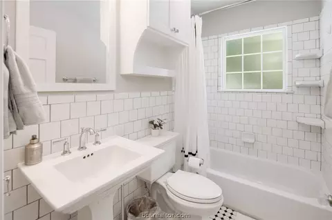 Bath - 502 Brookside Dr E, Bryan, TX 77801 photo 3 of 4