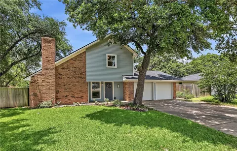 1405 Broadmoor Dr, Bryan, TX 77802