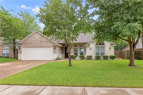 2703 Hickory Ct, Bryan, TX 77808