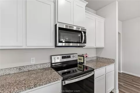 Kitchen - 2024 Chief St, Bryan, TX 77807 photo 6 of 7