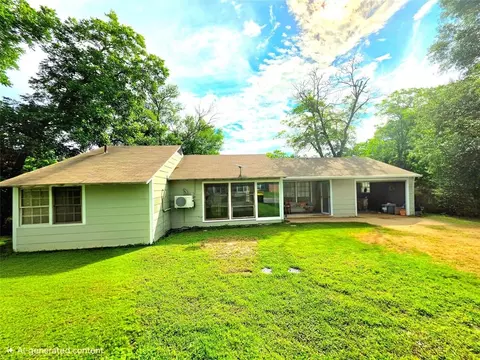 1102 Post Oak St, Hearne, TX 77859